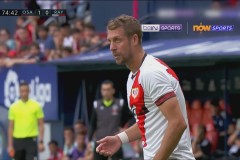 巴塞罗那球场国旗风波：合法进球引裁判公正性热议