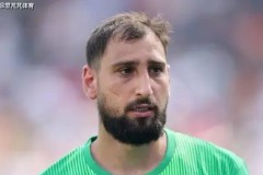 利物浦红牌风波：图赫尔质疑斯洛特，锋线轮换策略影响深远